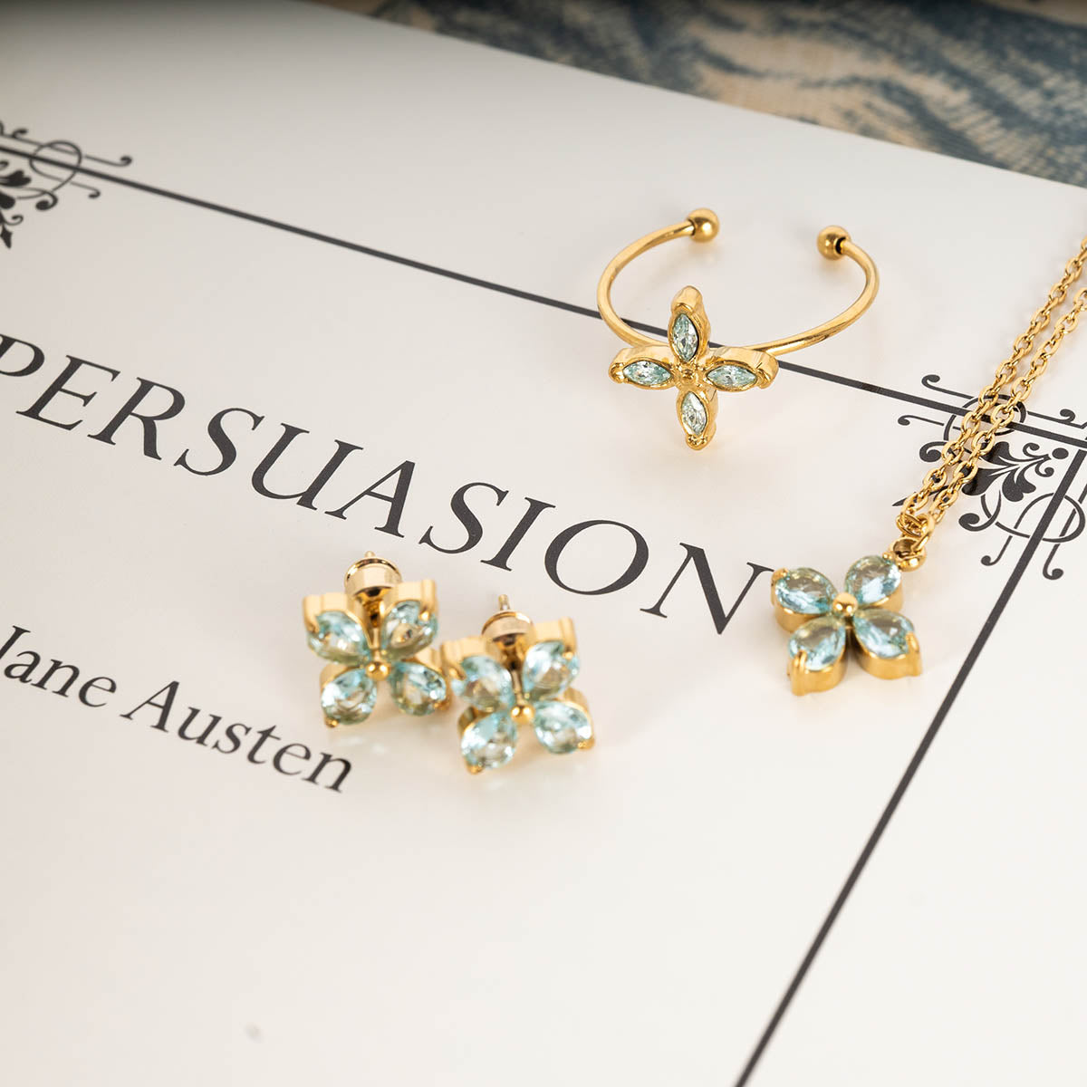 Matched with the earring and necklace set.