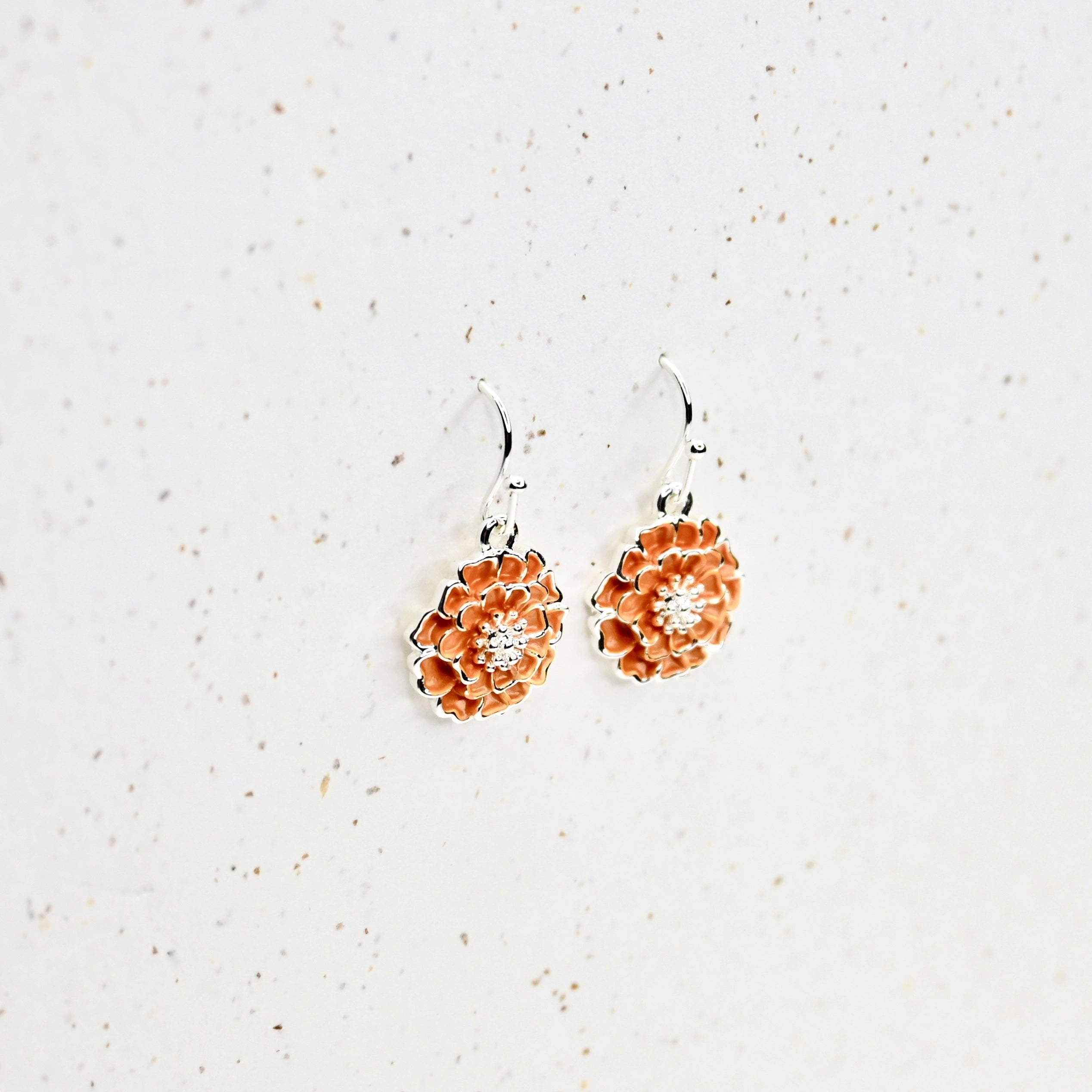 Pendientes artesanales de Marigold Chawton en plata