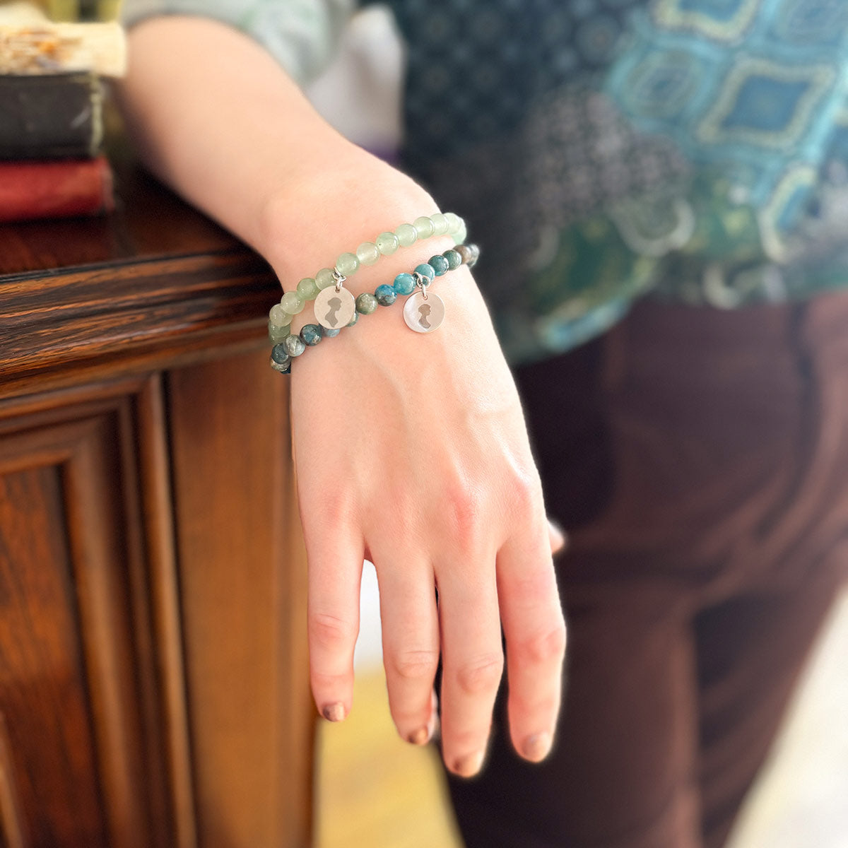 Bracelet à charme de silhouette en agate bleu