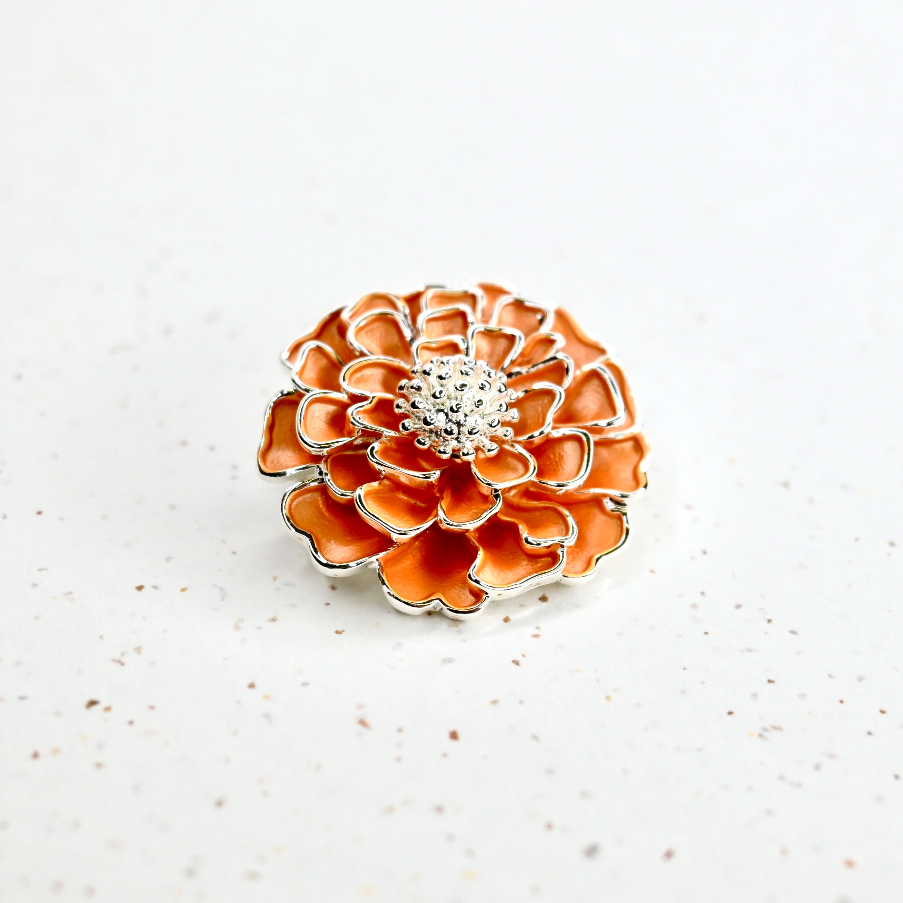 Broche artesanal de la caléndula de Chawton en plata