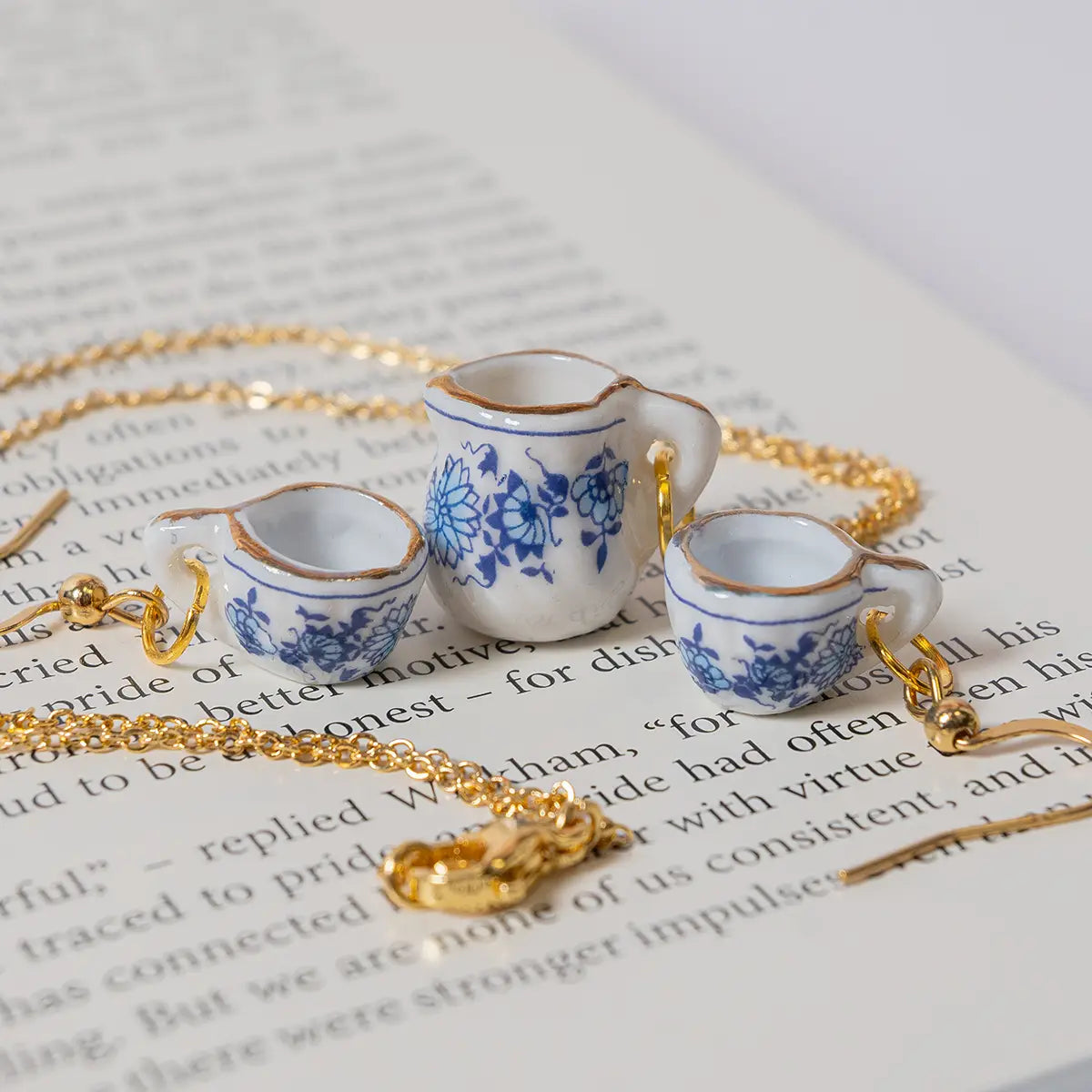 Collana con teiera in porcellana