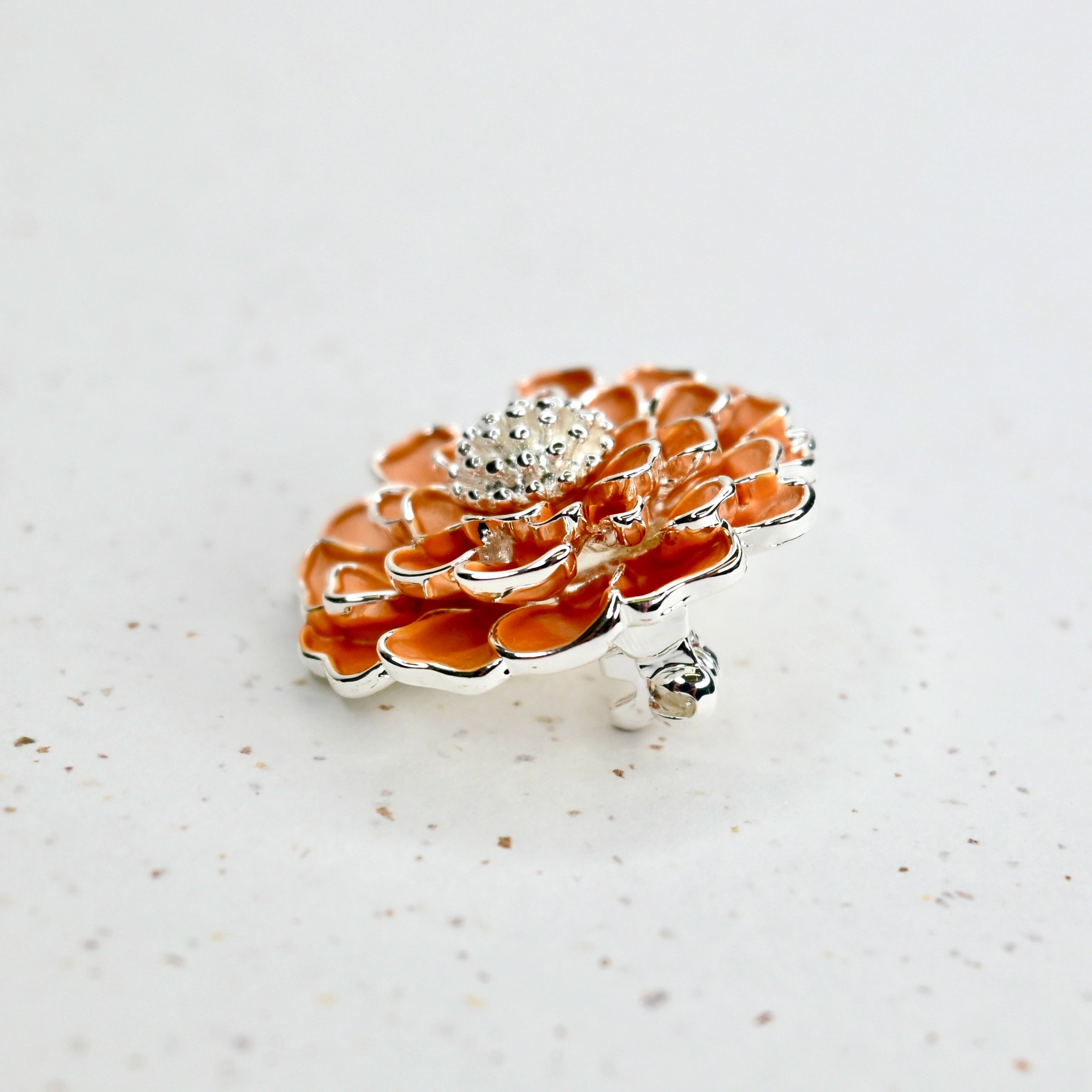 Broche artesanal de la caléndula de Chawton en plata