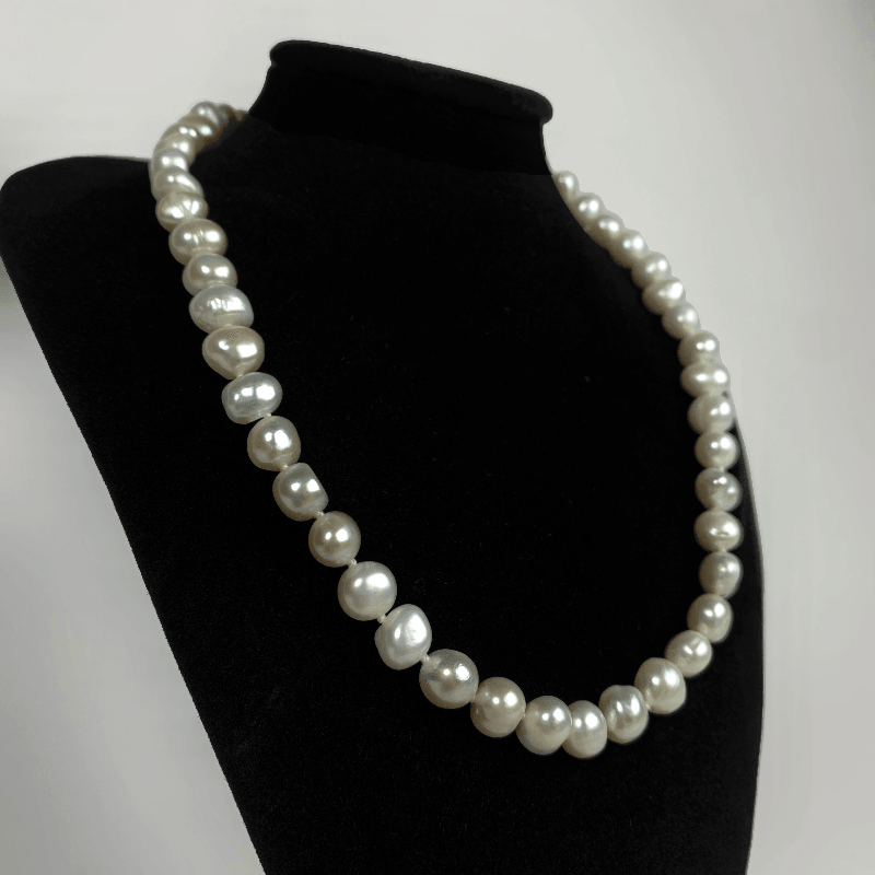 Jane Bennet Pearl Necklace. A elegant string of freshwater peals hang around the model neck. A beautiful Regency fashion statement