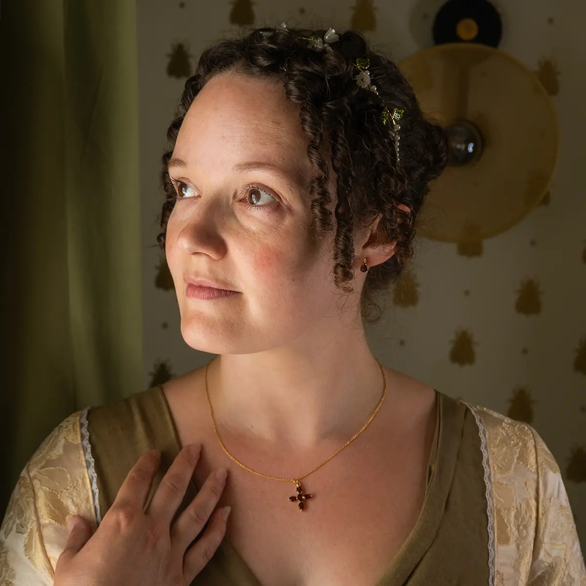 Elizabeth Bennet Garnet en Gold Pell Silver Cross Necklace