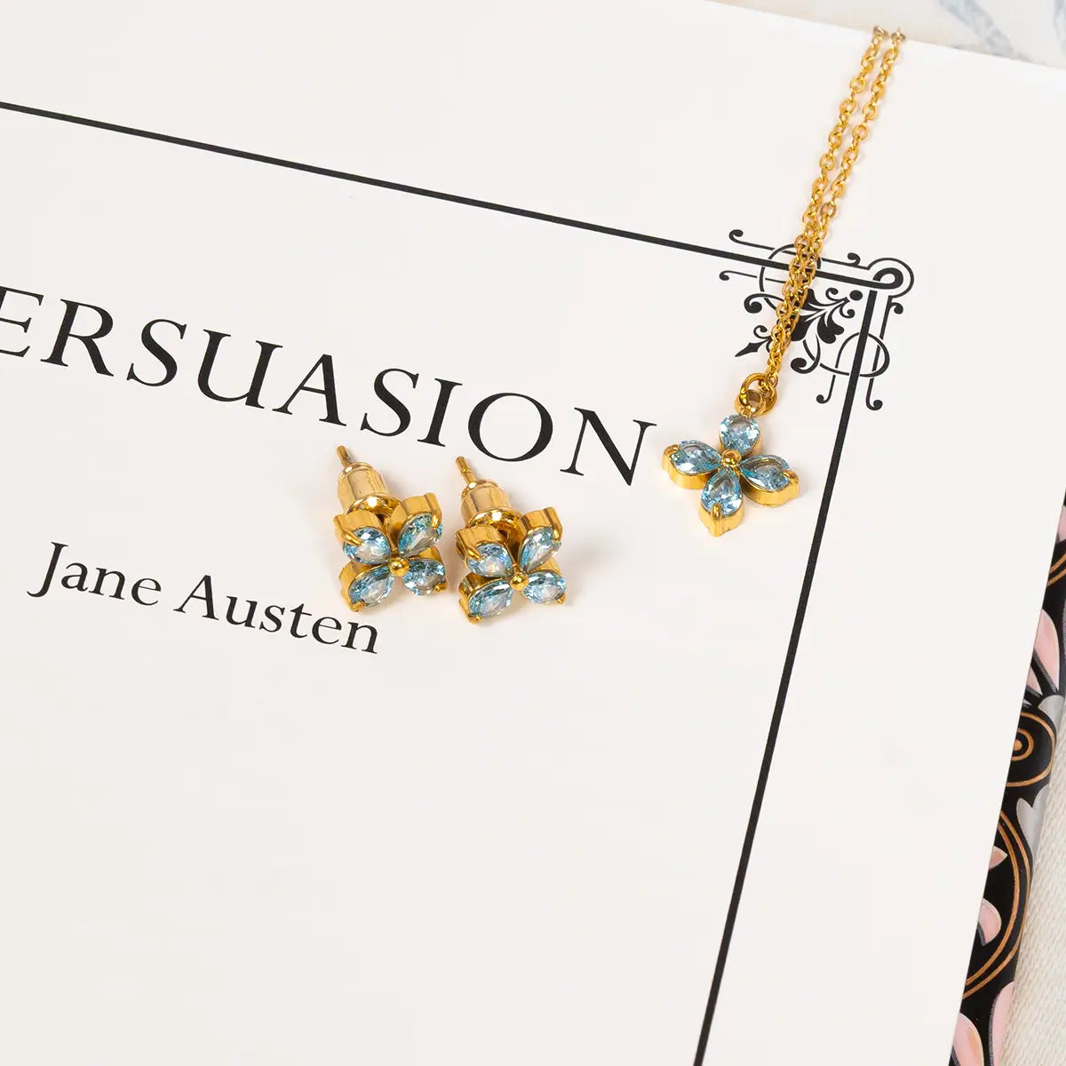 Matched with the earring and necklace set.