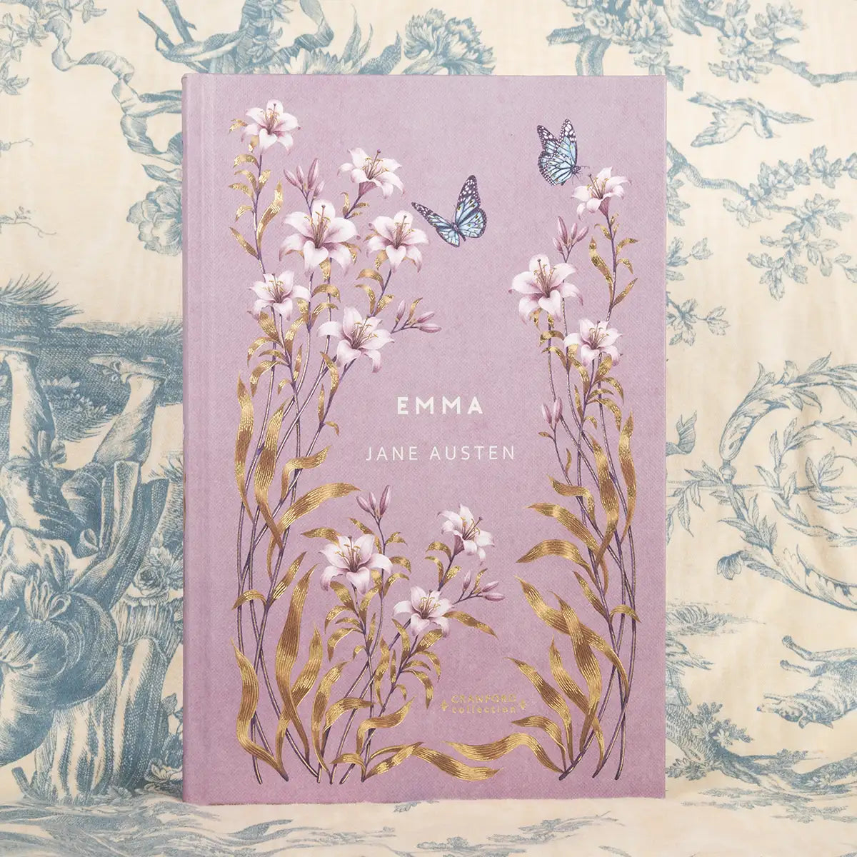 Book cover of 'Emma' by Jane Austen with floral design on a patterned background