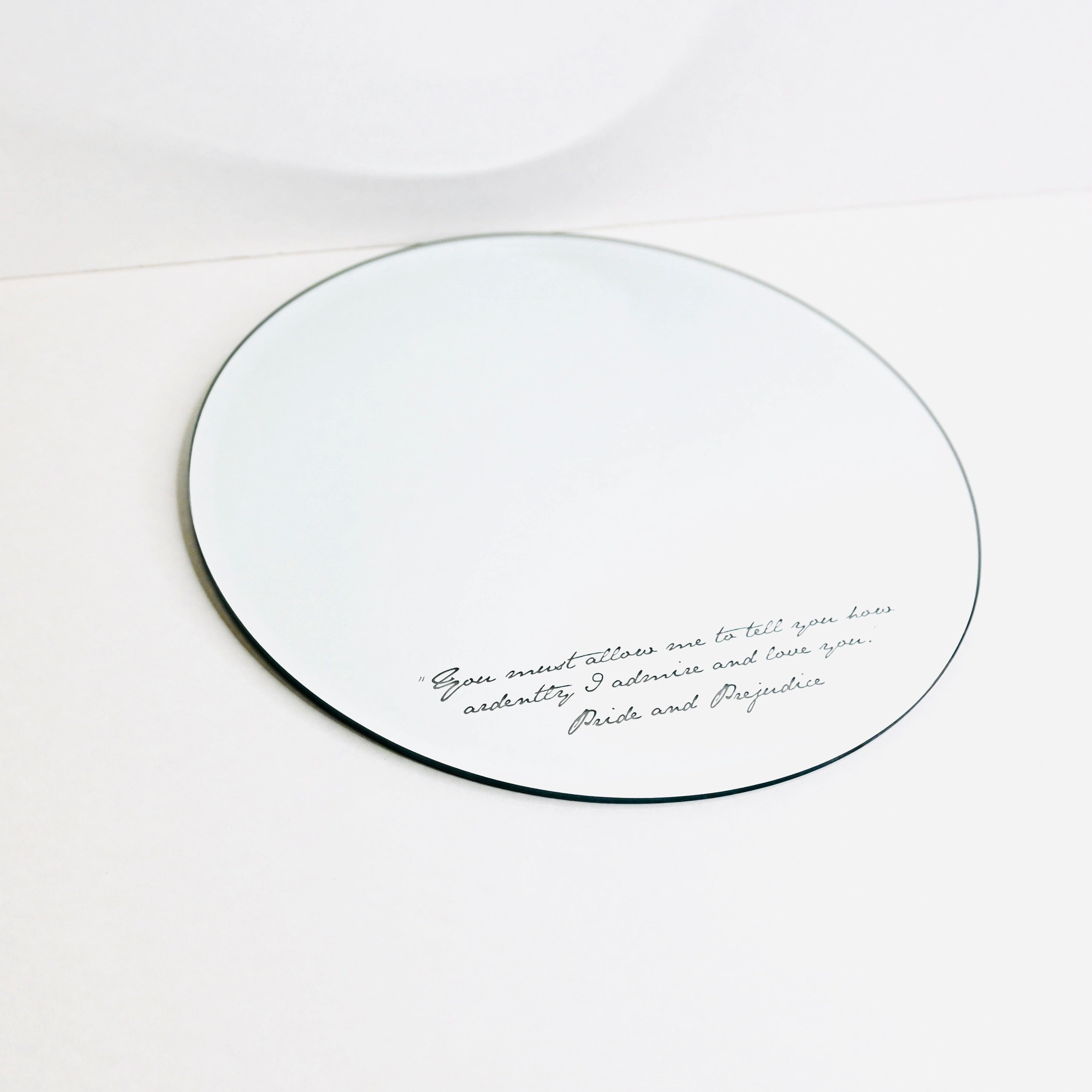 Petit miroir rond avec citation gravée