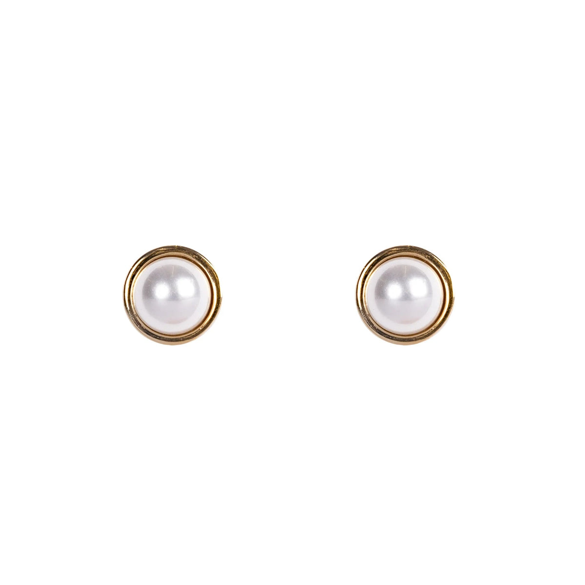 Pearl style stud earring shell pearl encased in gold plate with stud and butterfly fastening. 