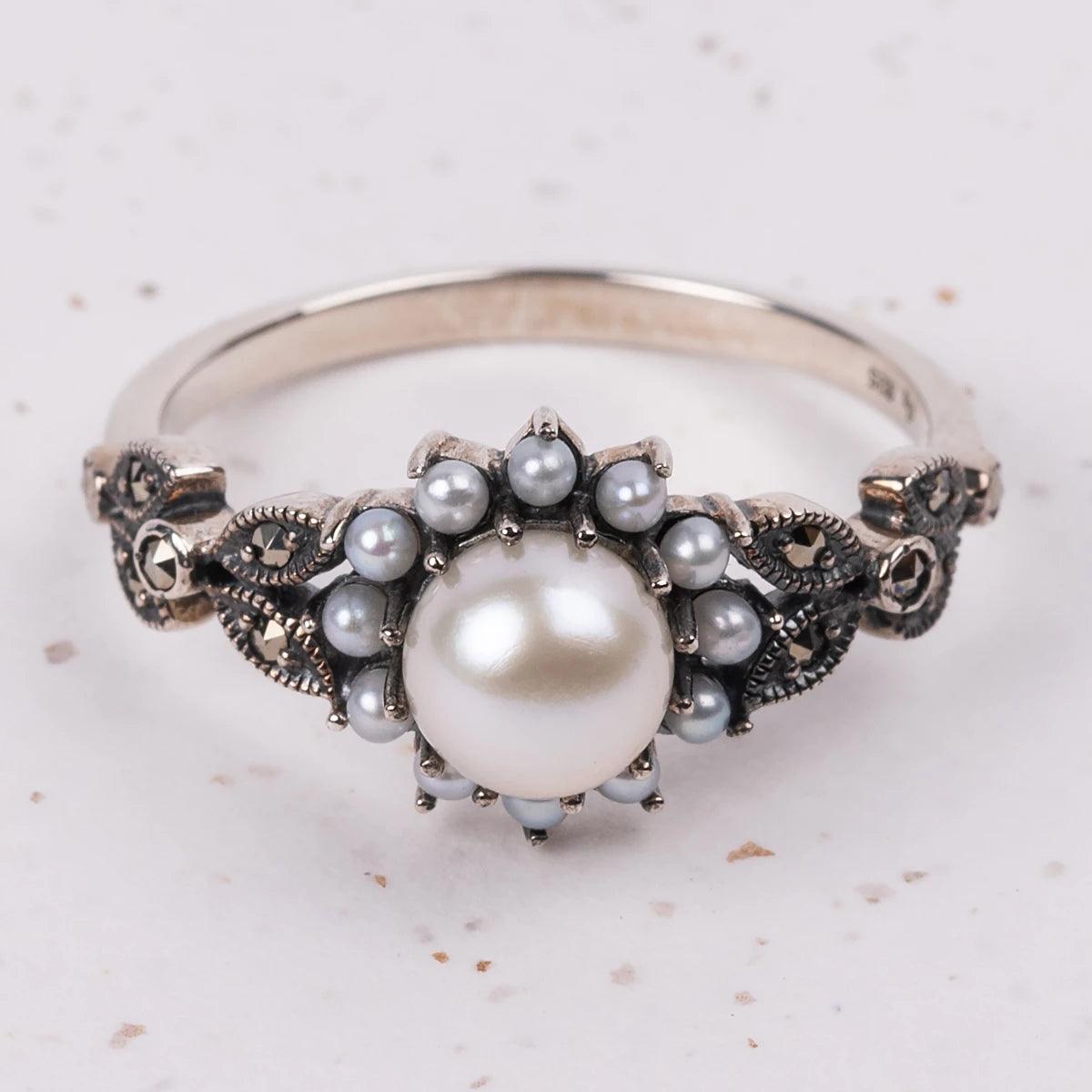 Anello di perle d'argento, marcasite e acqua dolce
