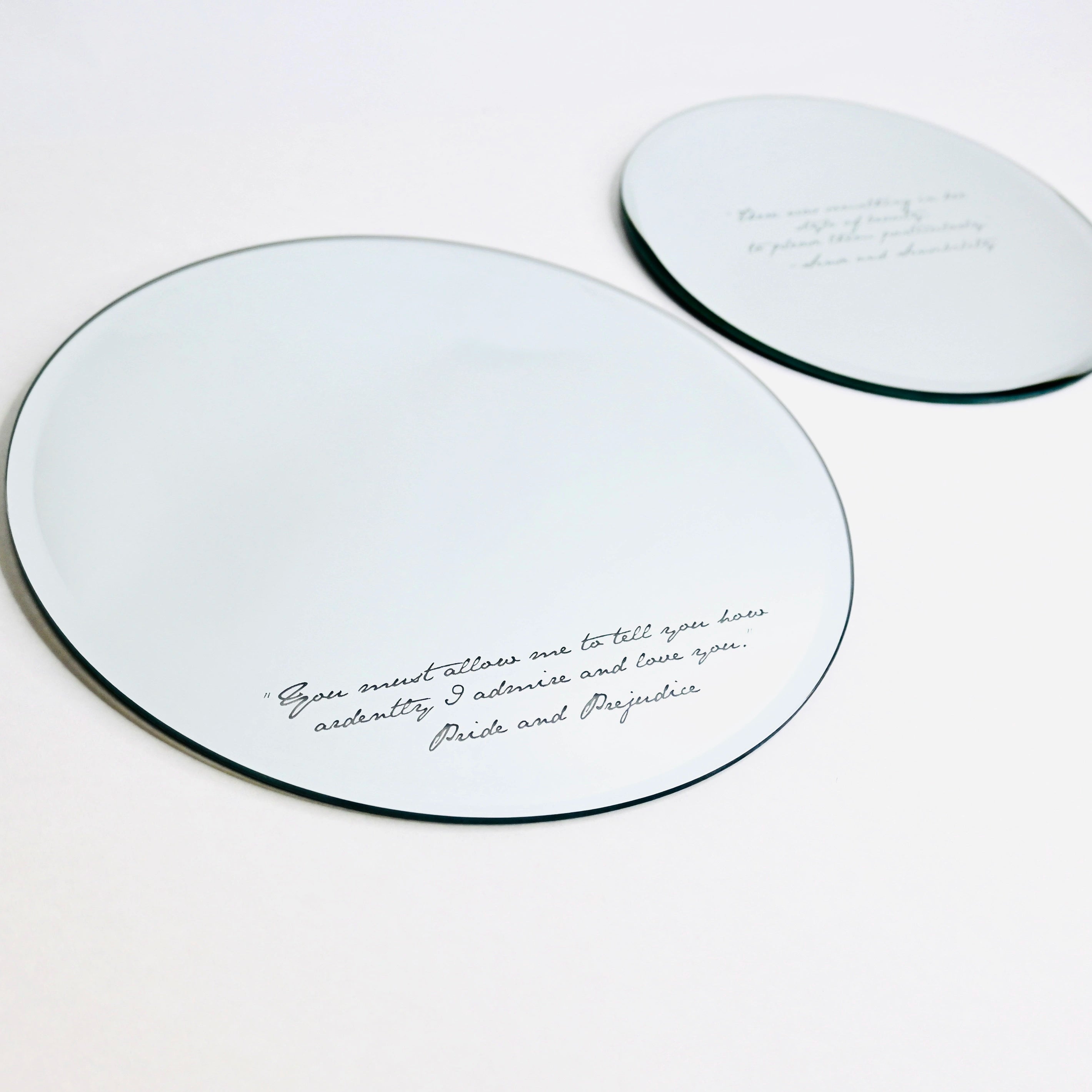 Petit miroir rond avec citation gravée