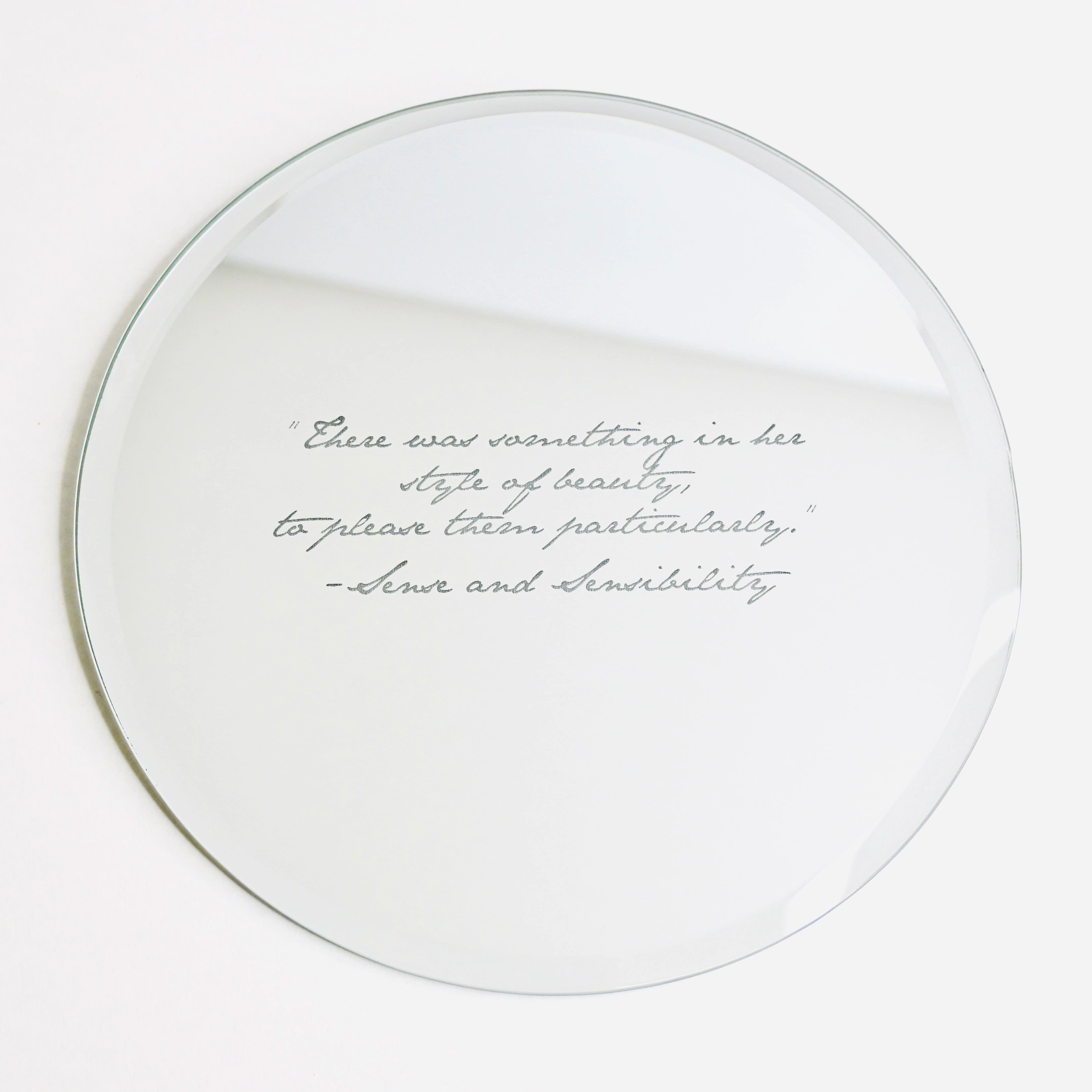 Petit miroir rond avec citation gravée