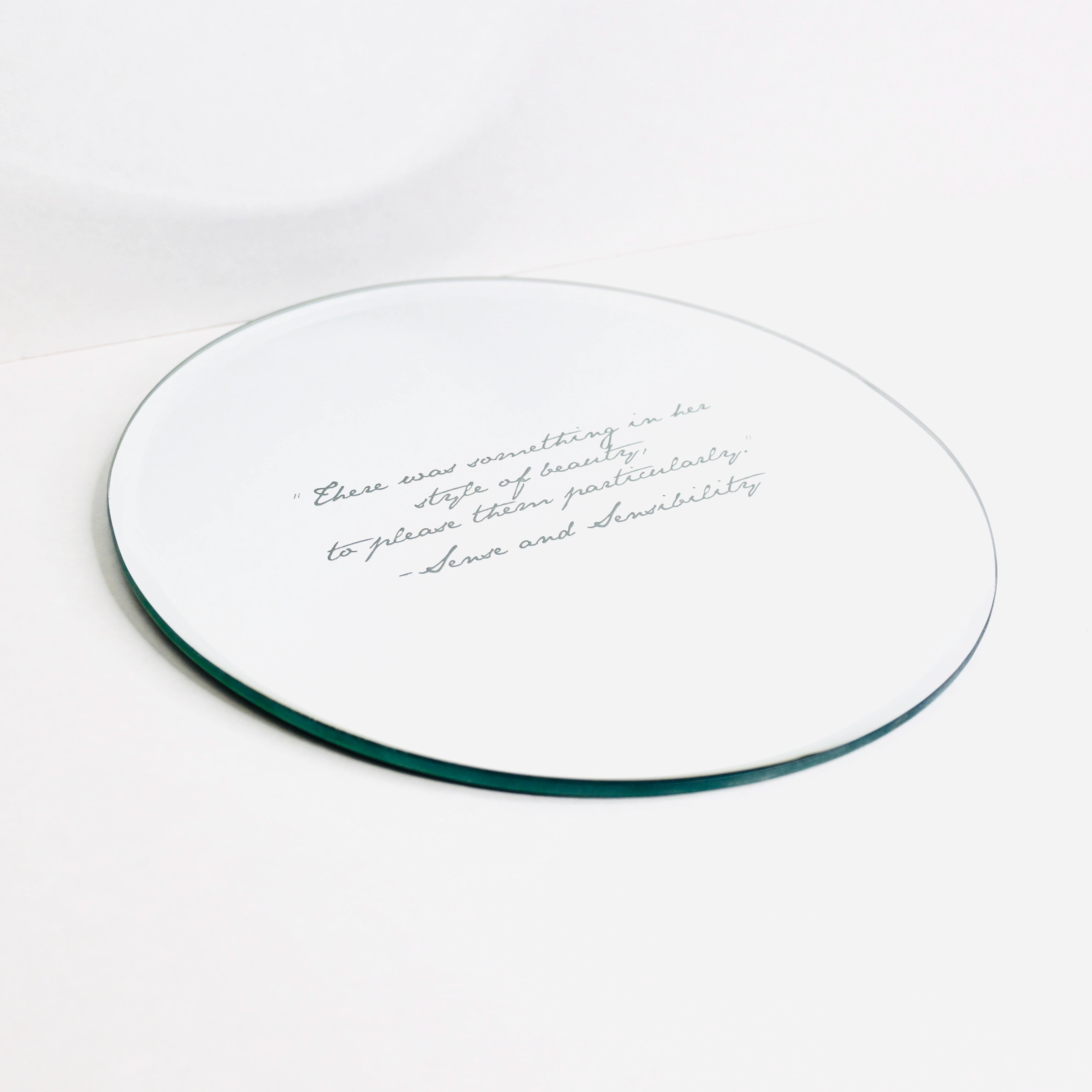 Petit miroir rond avec citation gravée