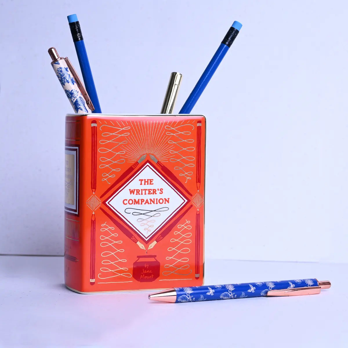 Das Begleitbuch des Schriftstellers geformte Stift Pot