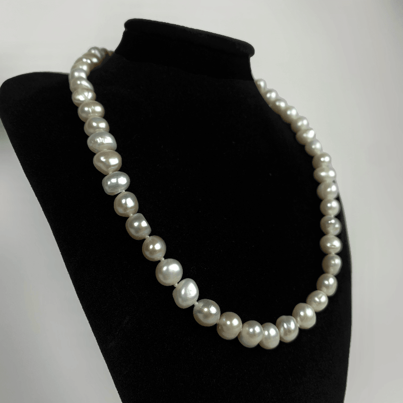 Jane Bennet Pearl Necklace. A elegant string of freshwater peals hang around the model neck. A beautiful Regency fashion statement 